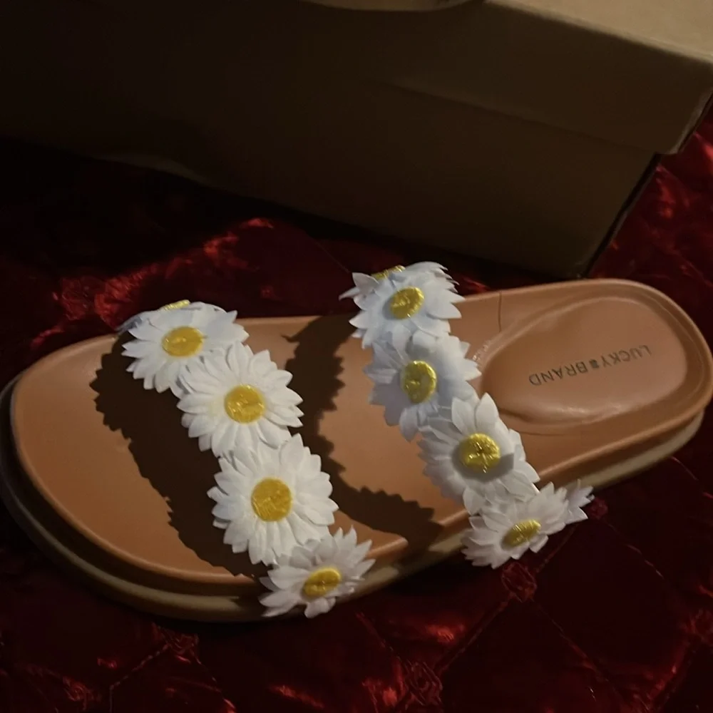 Lucky Brand LK Pallyon Daisy Sandals/ Pool Slides in White NEW Sz 8 - Picture 2 of 12